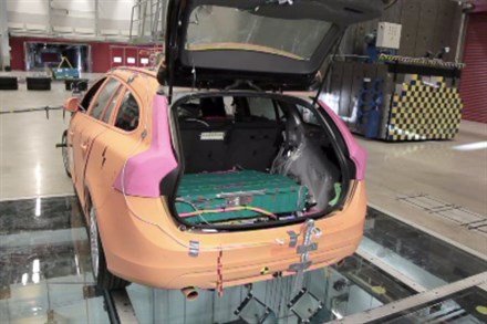 Crash test of Volvo V60 Plug-in Hybrid , rear offset (0:51)