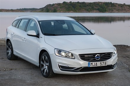 Volvo V60 Plug-in Hybrid, model year 2014, driving footage