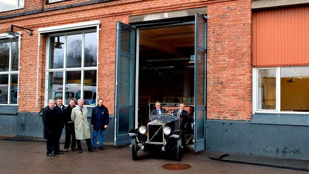 The same car in the same place - but 85 years later